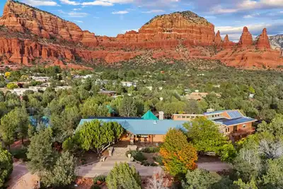 Image de Grand Chapel Estate - Pool, Pickleball & Stunning Red Rock Views