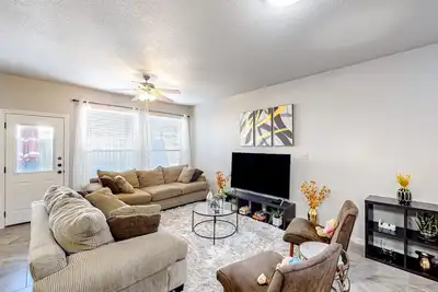 Image de Renovated townhome with private yard, central Ac, & private W\/D