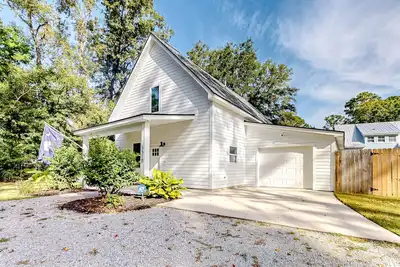 Image de Modern cottage with all-new interior, patio, Ac, & W/D - near beaches & golf