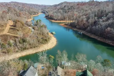 Image de Lakefront home that can sleep 15 with private dock and hot tub in private cove!