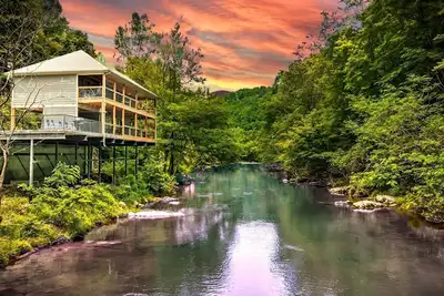 Image de Riverfront Escape - Family Retreat/Firepit/HotTub/Games/Private/Near Gsmnp
