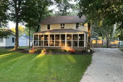 Image de \nA historic Lakeshore Cottage across from Douglas Beach!