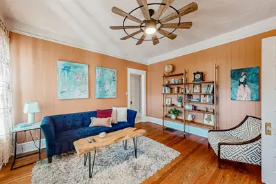 Image de Art-filled duplex near the city with hardwood flooring, W\/D, & Ac - dog-friendly