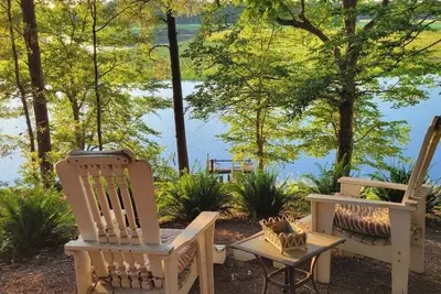 Image de Private Waterfront Cottage just 5 minutes from town!