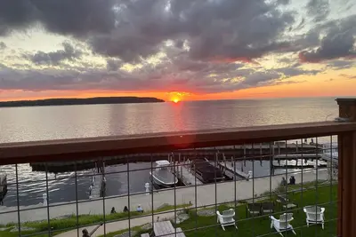 Image de Waterfront condo - amazing sunsets. Atop Shoreline Restaurant by motel & marina.