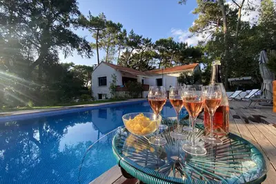Image de Villa parfaite et lumineuse avec piscine dans un parc privé situé en bord de mer