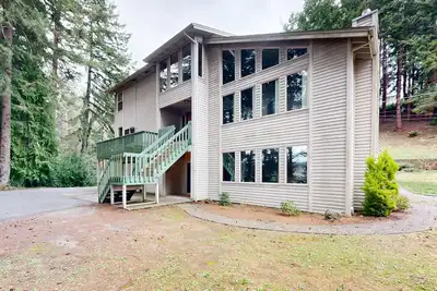 Image de 3-story home with private deck, bar/entertainment room, & W/D