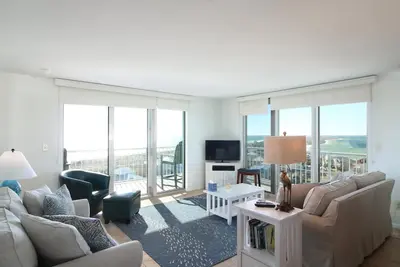 Image de Fabulous Views of the Gulf and Bay, Pool, Tennis Courts, Steps to the waterTT10B