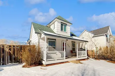 Image de Adorable dog-friendly home in a great location with mountain views & yard