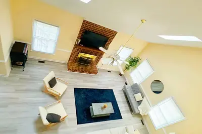 Image de Large 4bed 2. 5b home w\/ fenced in back yard & deck