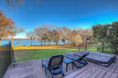 Image de Million Dollar Lake house with Hot tub, King bed Fast Wi-Fi