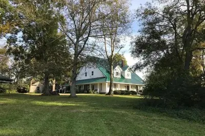 Image de Enchanting 1915 farmhouse on 5 serene acres