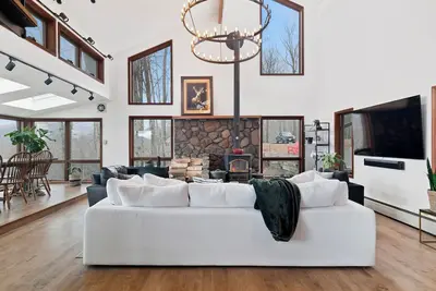 Image de 5 Star Gorgeous Cliffside Chalet w Panoramic Views