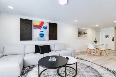 Image de Modern Condo Walkable to Downtown and River! Quiet Condominium!