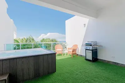 Image de 1]★Beachfront Penthouse w/ Jacuzzi, Pools & Views! ★\n\n