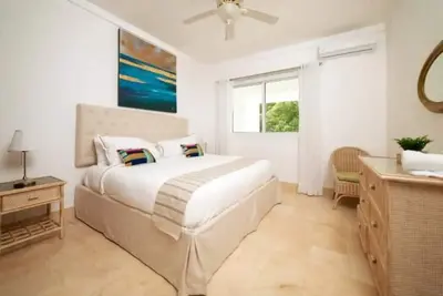 Image de 4 Bedroom Beachfront + Jacuzzi + Pool Condo\n\n