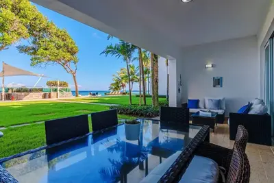 Image de 7 Beach Family Vacation Home with Pools\n\n