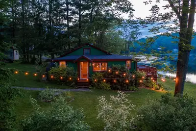 Image de Magical lakeside retreat with hot tub + dog friendly!