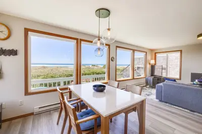 Image de Luxurious & Cozy Oceanfront Home 50 steps to Beach w/ Spectacular Ocean views!