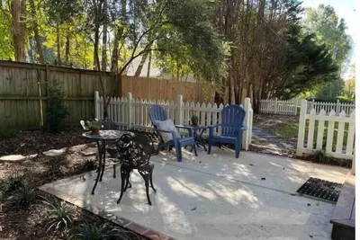 Image de Backyard Picket Cottage