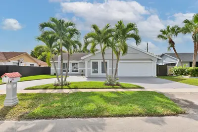 Spacious 4 bedrooms, 2 bathroom house with pool
