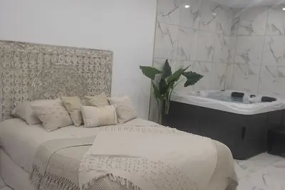 Image de Studio romantique indépendant avec jacuzzi
