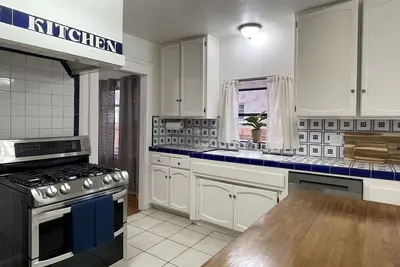 Image de Centrally located comfort home!
