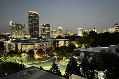 Image de Skyline Views and Sunsets over the Green. Walk to everywhere.