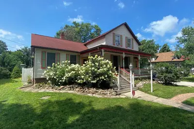 Image de 4Bed and 2 Bath - Spacious property in the heart of New Buffalo. Great porches!
