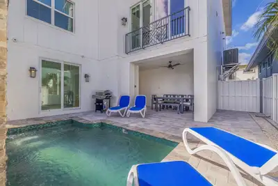 Image de Brand new Home 4 bed 3 bath heated pool Unit B Sleeps 12
