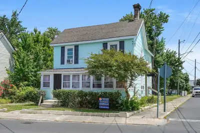 Image de Kelly's Cottage - In town, kayaks included!
