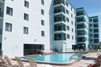 Image de Spacious Beachfront 2/2 Condo with jaw dropping sunset views! ! \n