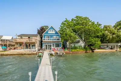 Image de Luxury Lakeside Oasis - king bed! Sleeps 8.