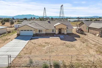 Image de Modern Comfort, Home Feel-Escape to our hidden gem in Hesperia!