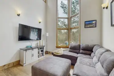 Image de Forest-view home with deck, grill, 2 living areas, fireplace, washer/dryer