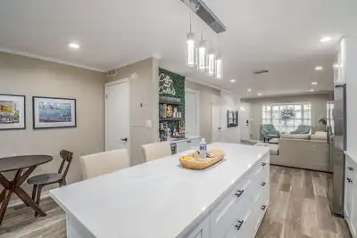 Image de Modern Chic~Walk to Hyde Park, Bayshore, Soho~ Parking, Washer/Dryer, Patio