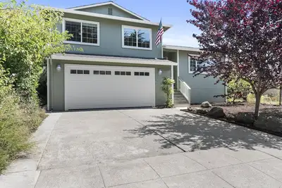 Image de Spacious Coastside Home!