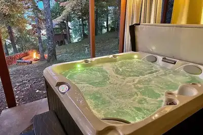 Image de Trailhead Treehouse: backyard Mtb trail, Hot Tub