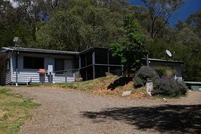 Image de Kevington Bush wonderland to unwind and relax. Beautiful in Summer and Winter.