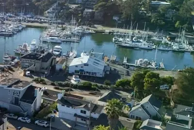 Image de Modern Harbor Home - walking distance to beach!