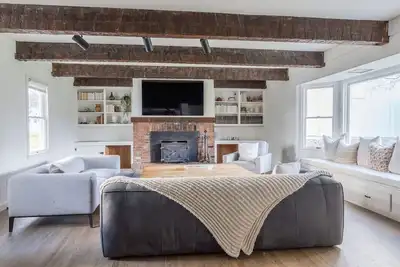 Image de Creekside Farmhouse: Restored Farmhouse with Private Pond & Hot Tub