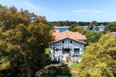 Image de T3 de Standing entre Lac et Mer Ă Hossegor, Lumineux avec Balcon, Parking et Wifi Inclus