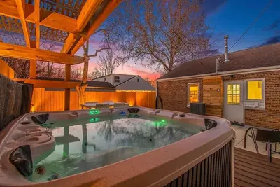 Image de Relaxing Spot with Zen Garden & Year-Round Hot Tub!