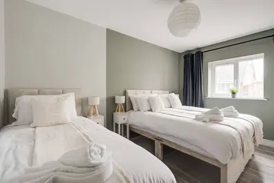 Beach Apartment - 2 Bedrooms Free WiFi Parking