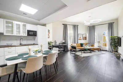 Image de Cozy and spacious apartment- 5min walk to metro