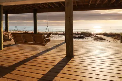 Image de Holiday House A: Spacious Beachfront Deck w/Dining