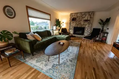 Image de Manette Marvel: Stylish Mid-Century Getaway with Views.