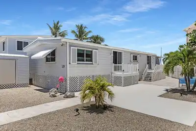 Image de Charming 2 Bedroom Home with Stunning Bay Views & Dockage