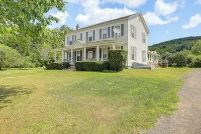 Image de Pet-Friendly Franklinville Farmhouse w/ Sunroom!