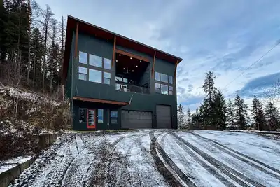 Image de Modern home with river views, private deck, & W/D - near lake/downtown